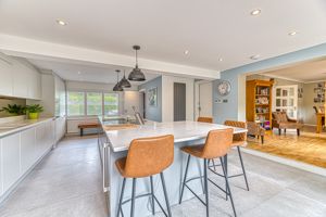 Kitchen/Breakfast Room- click for photo gallery